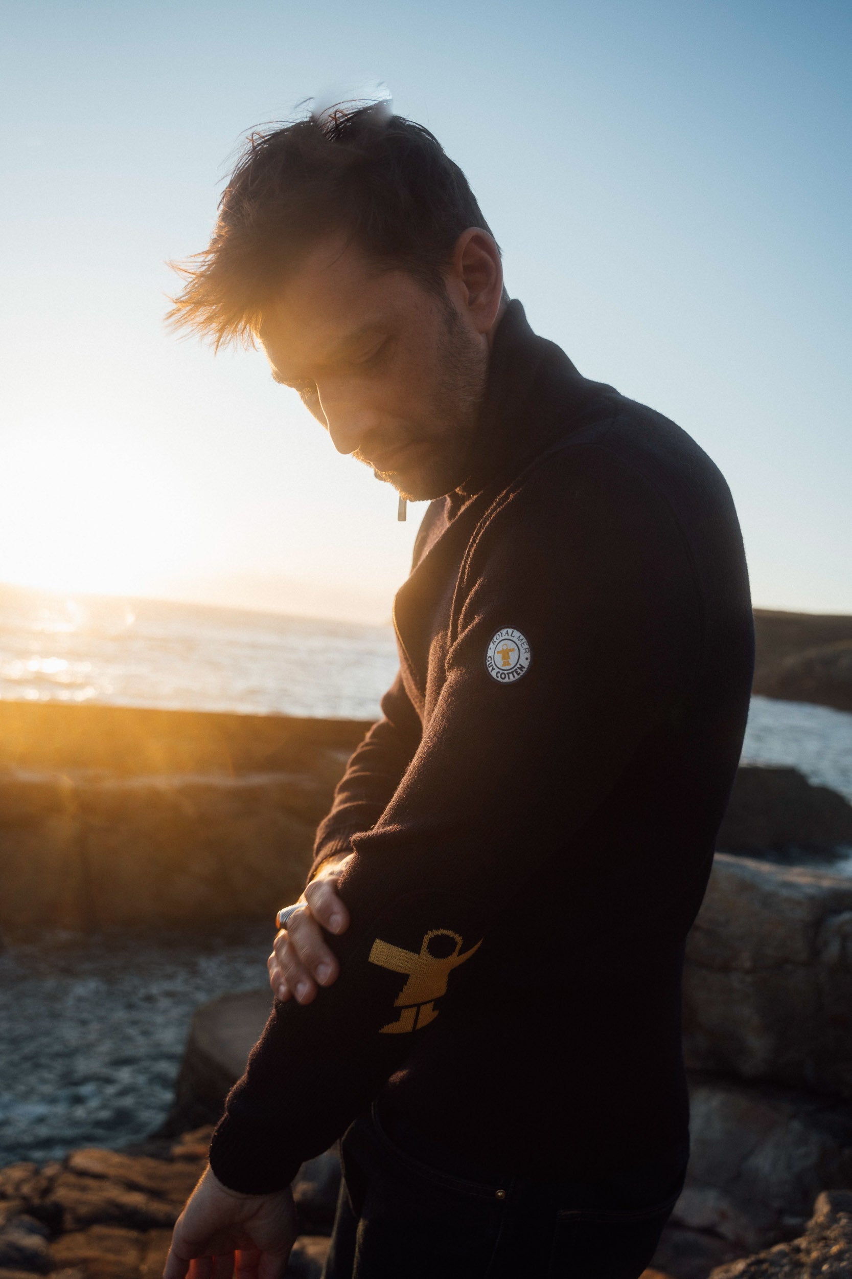 Pull camionneur Royal Mer x Guy Cotten porté, col jaune ouvert