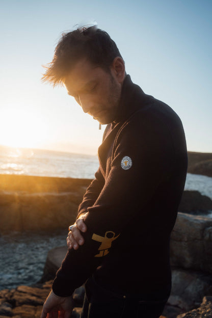 Pull camionneur Royal Mer x Guy Cotten porté, col jaune ouvert