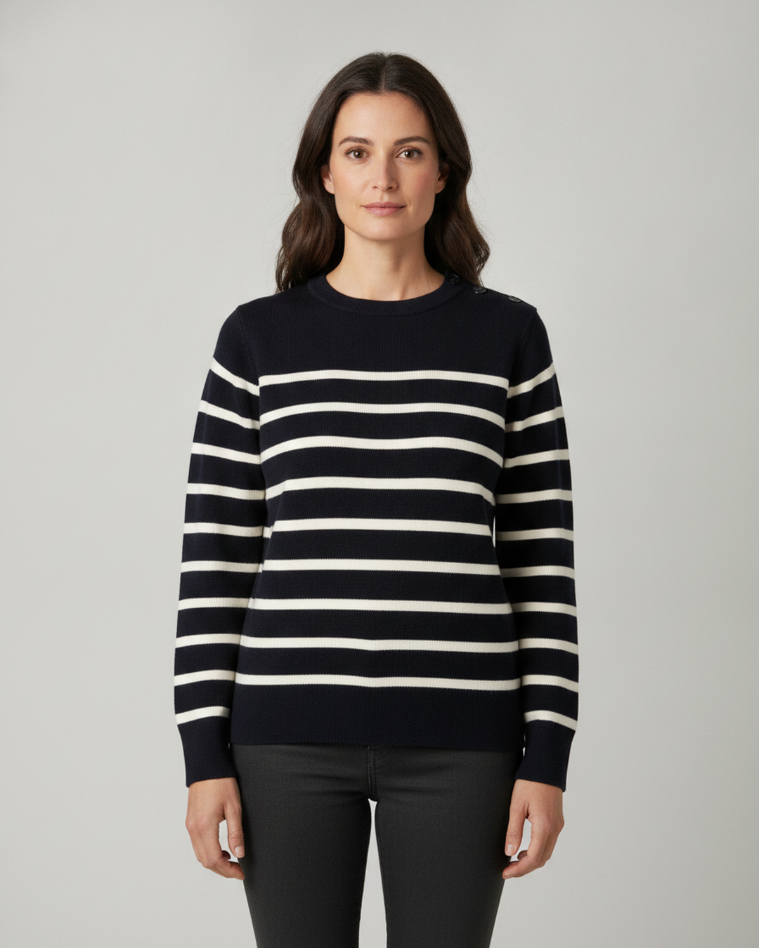 Pull marin femme Navigatrice marine à rayures blanches porté