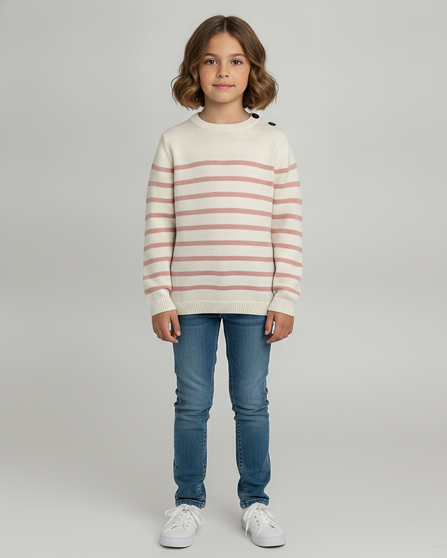 Pull marin enfant Équipier blanc à rayures rose porté fille