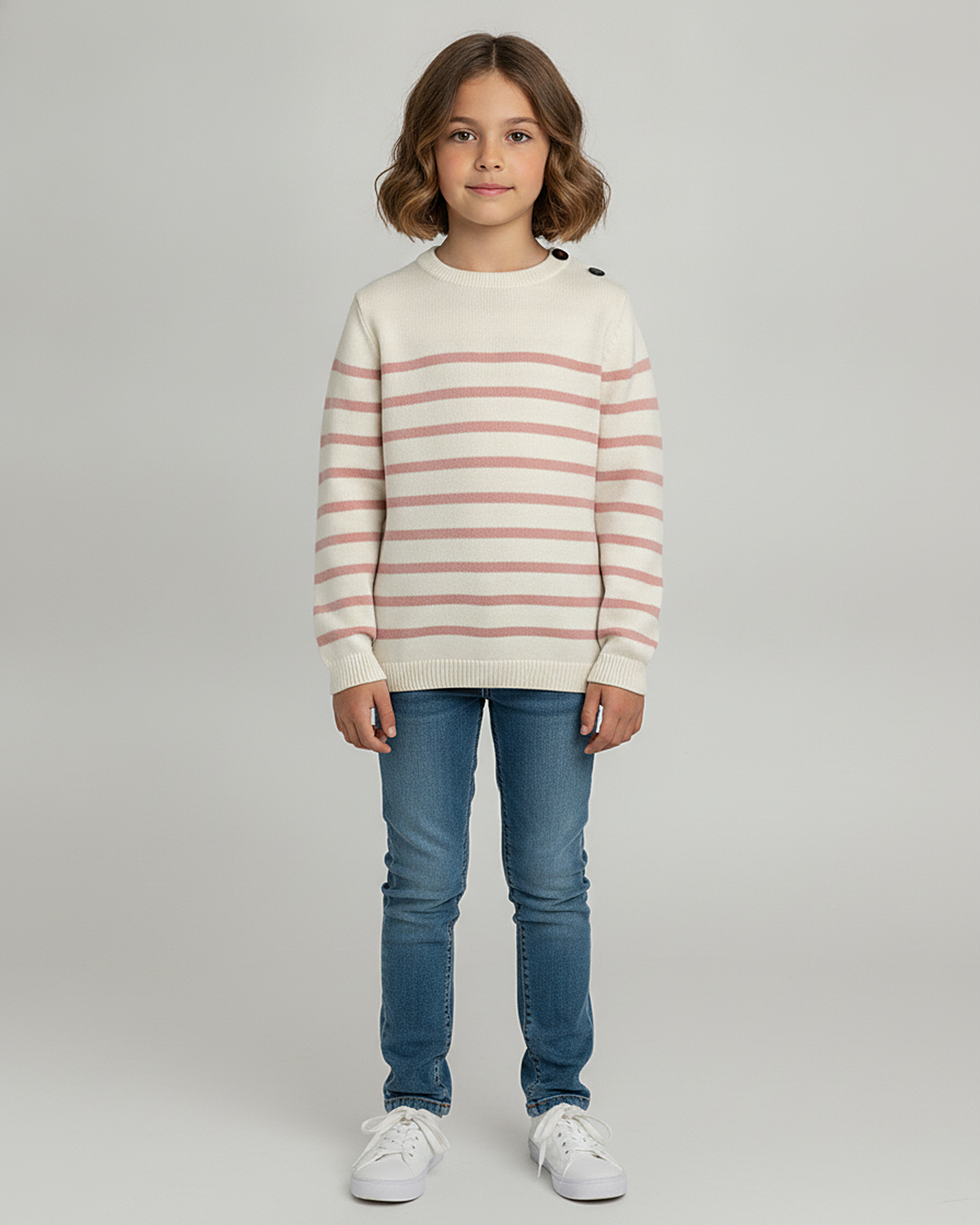 Pull marin enfant Équipier blanc à rayures rose porté fille