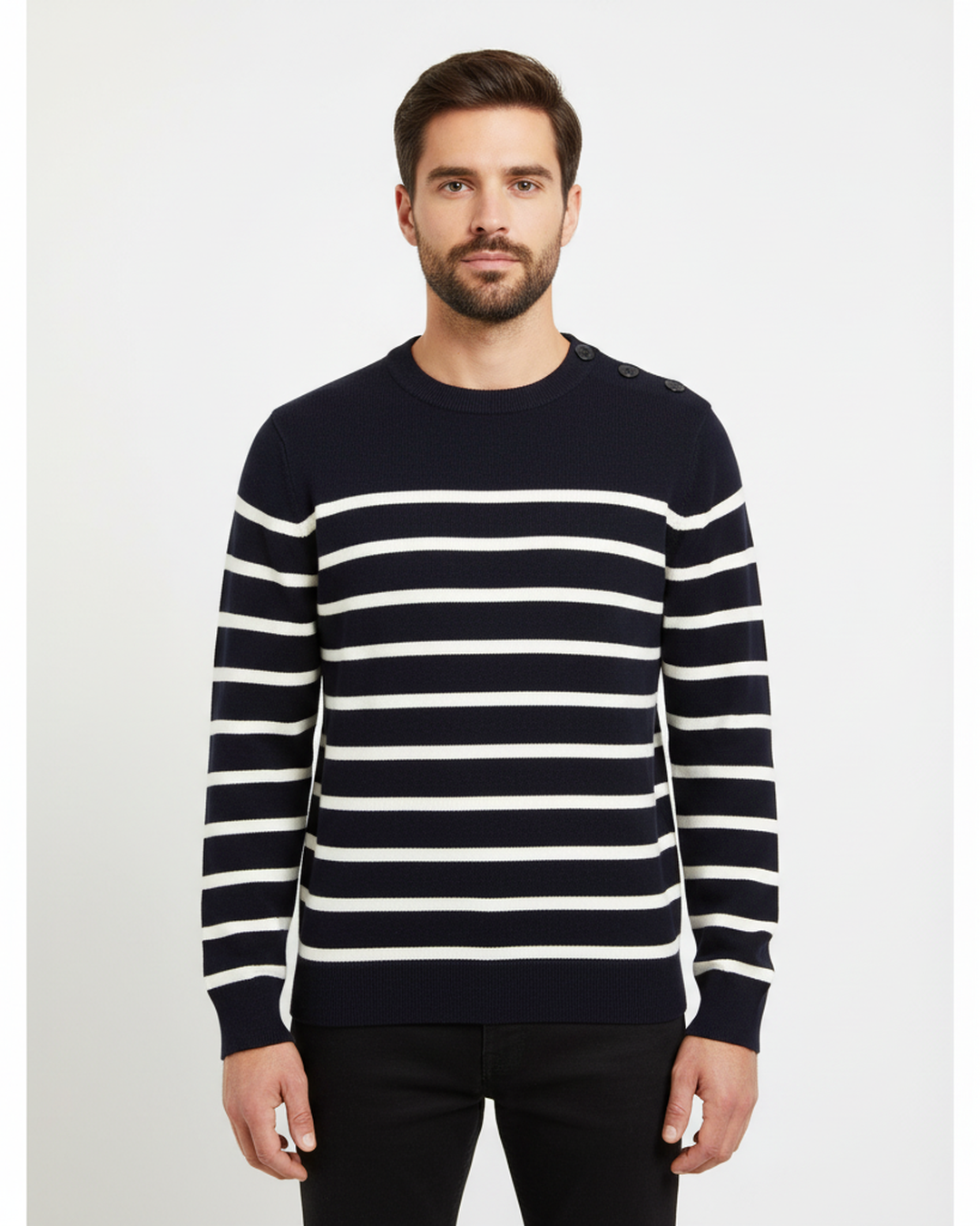 Pull marin homme Navigateur marine à rayures blanches porté