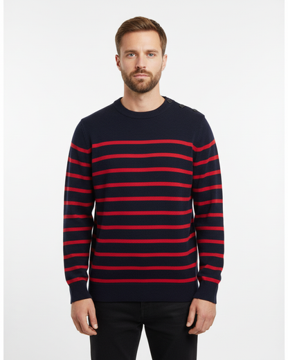 Pull marin homme Navigateur marine à rayures rouges porté