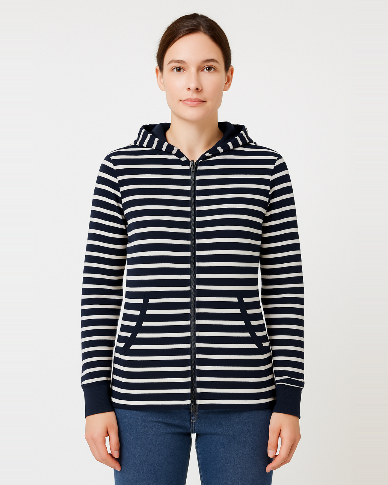 Gilet Safran Marine/Blanc porté - mannequin femme, cadrage 4:5